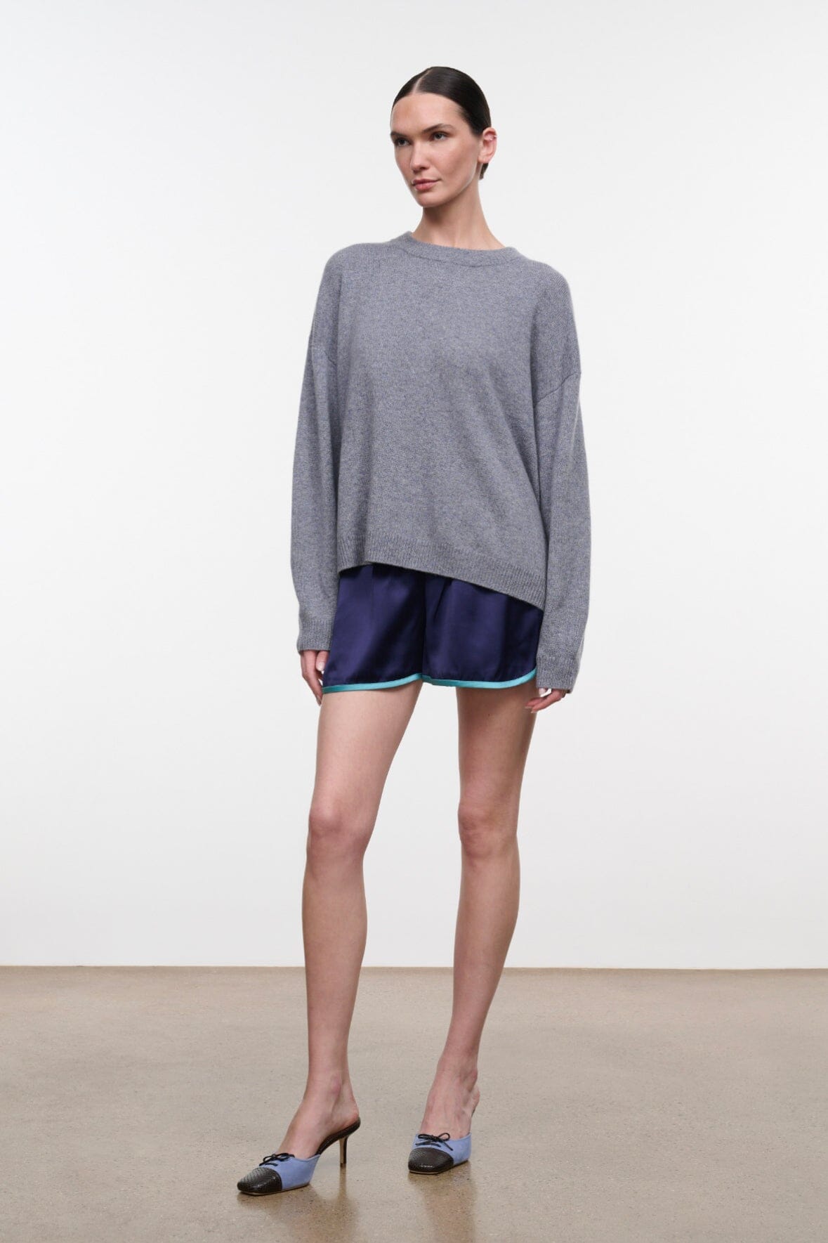 SERRANO CASHMERE RELAXED CREW | ASH